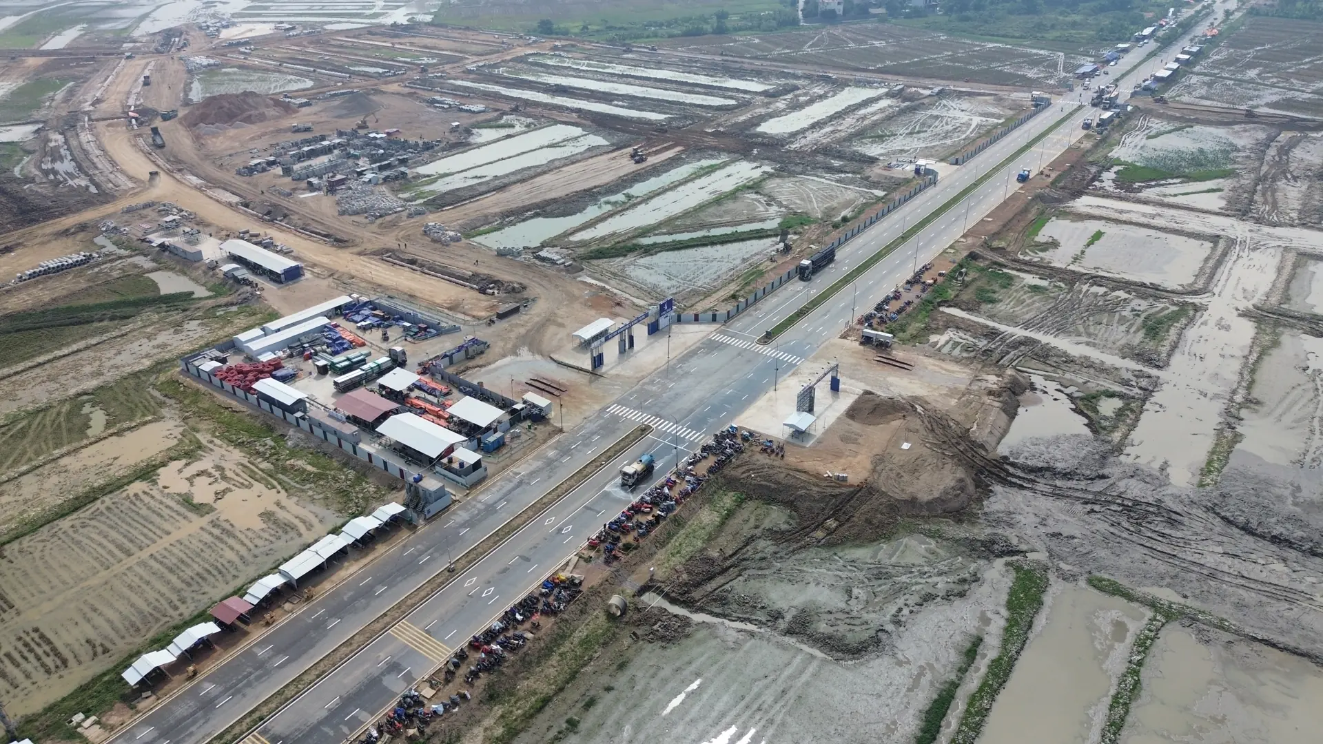 Công trường Vinhomes King Park nhìn từ flycam: trục đường lớn và các ô đất đang san nền