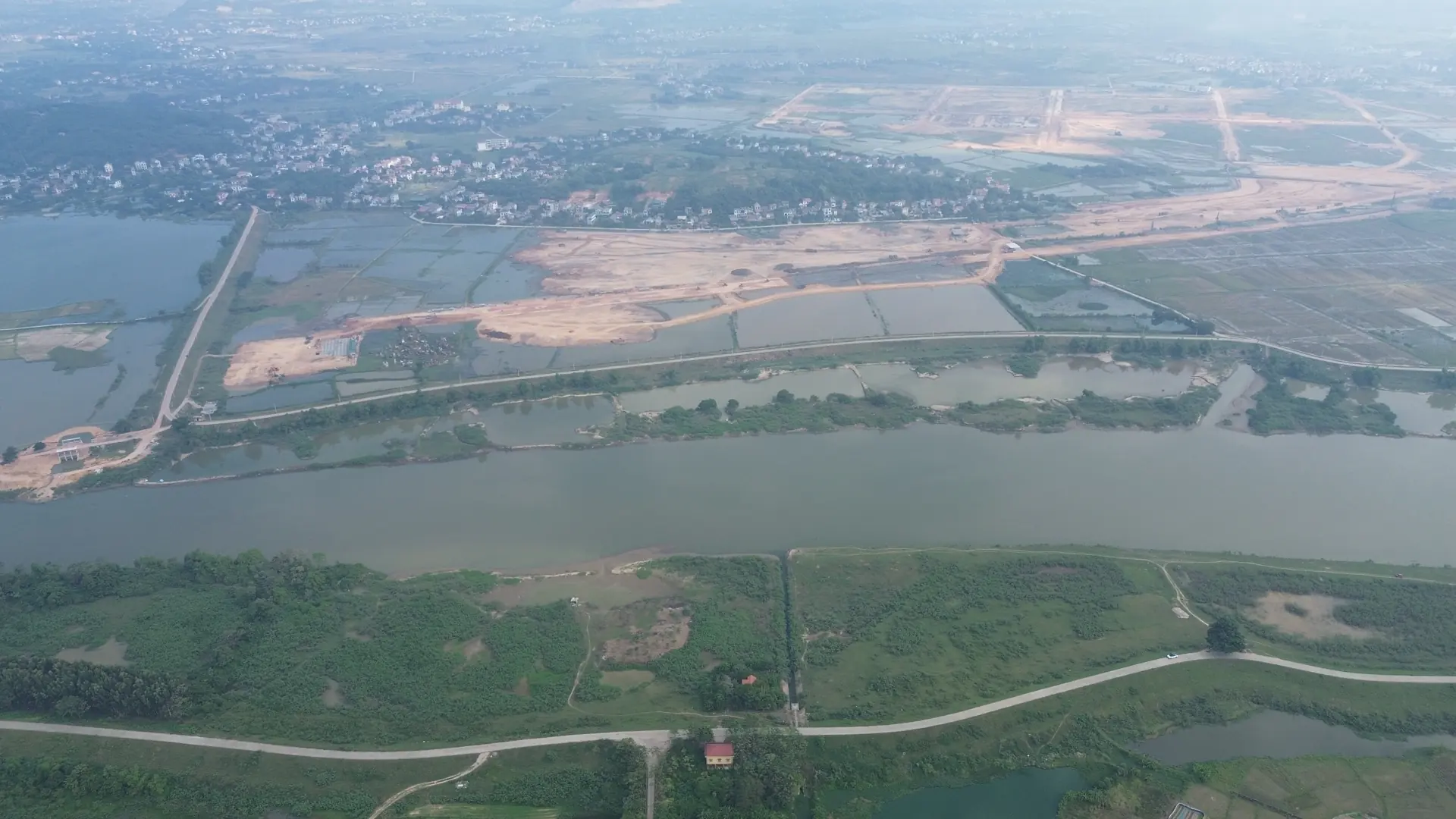 Mặt nước và bờ sông nhìn từ flycam, phía ngoài khu đất dự án